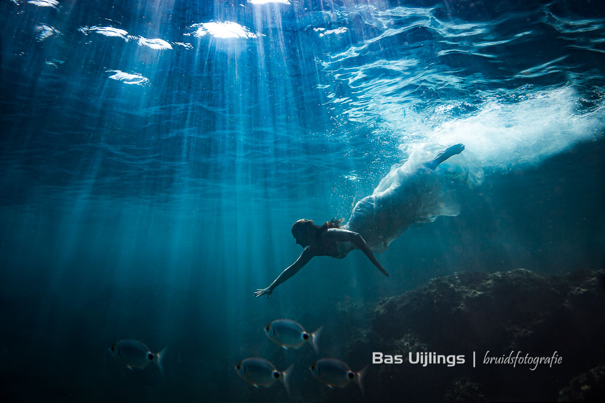 Bijzondere trouwfotograaf - bruid onderwater