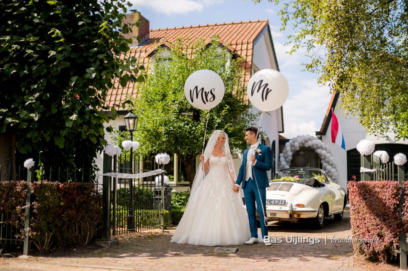 bruidspaar met Porsche 356 cabrio trouwauto