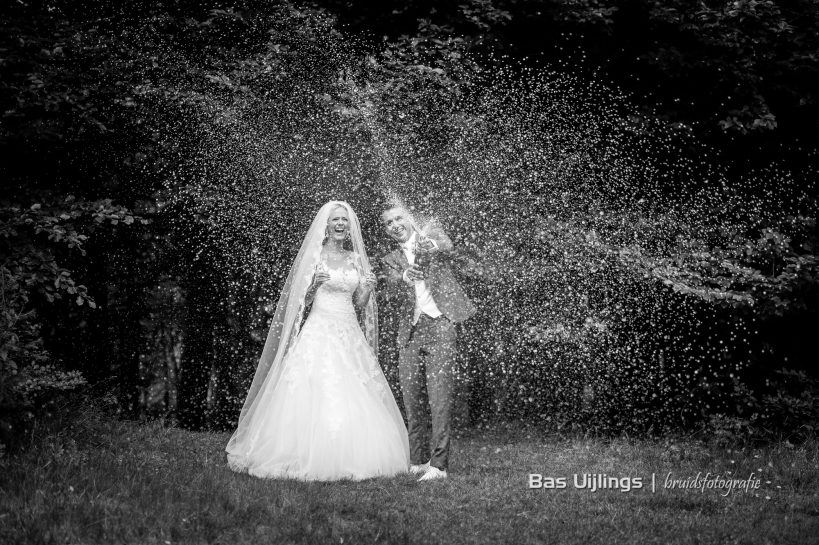 bruidspaar met champagne Trouwen Bij Kasteel De Hooge Vuursche