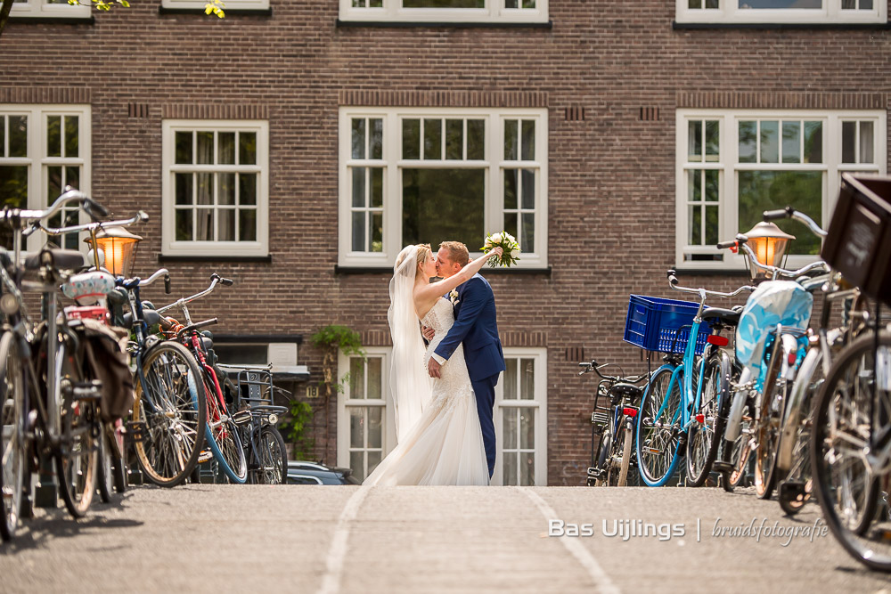 bruidspaar op grachten Amsterdam