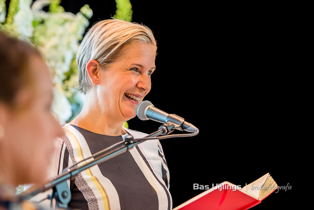 Trouwambtenaar Joanne Littooij tijdens de trouwceremonie in Hotel Arena in Amsterdam