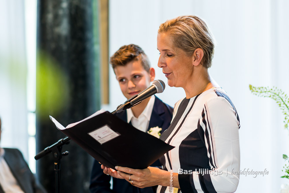 Trouwambtenaar Joanne Littooij tijdens de trouwceremonie in Hotel Arena in Amsterdam