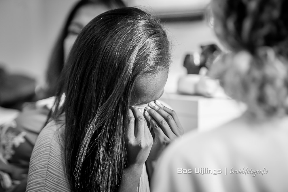 Bruidsmeisje emotioneel op de trouwdag