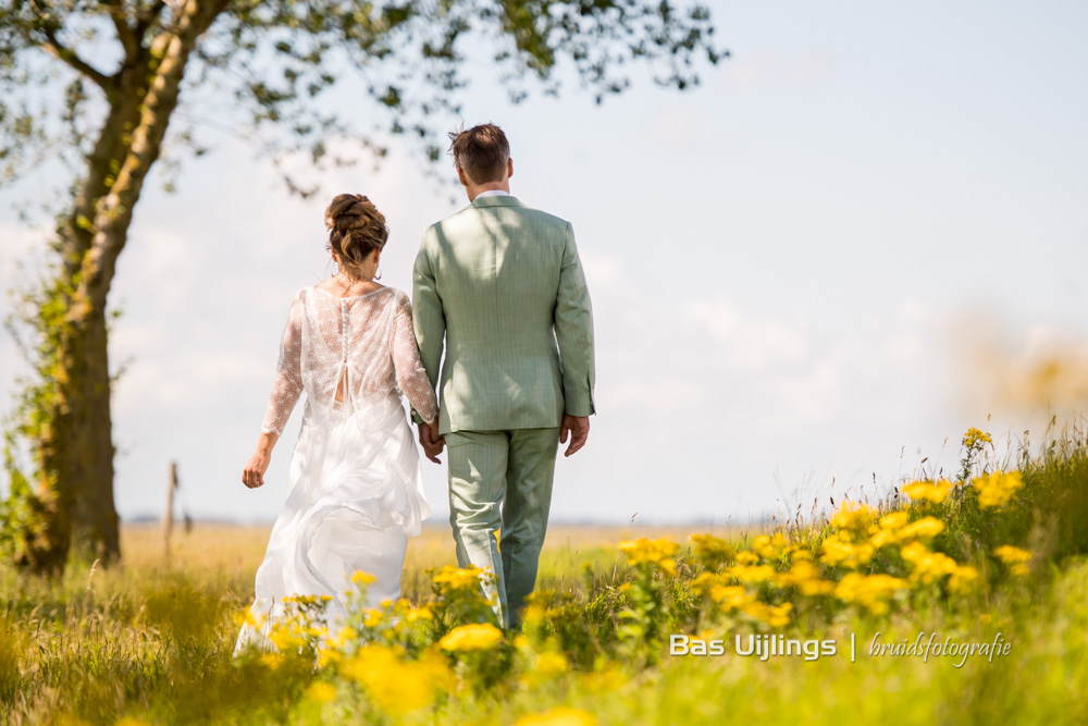 bruidspaar in lente Zeeland